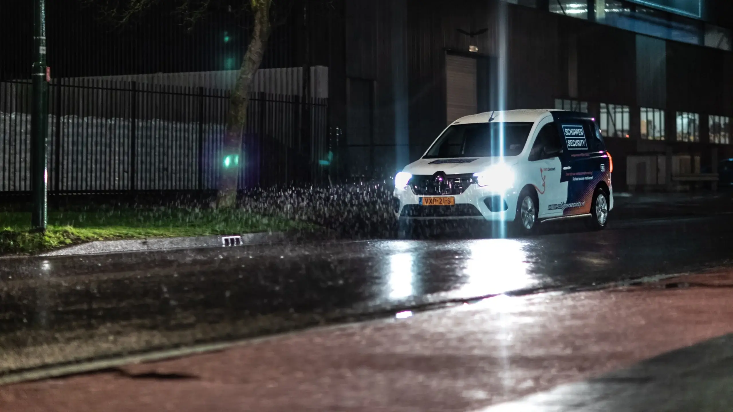 Drone beveiliging boven bedrijventerrein